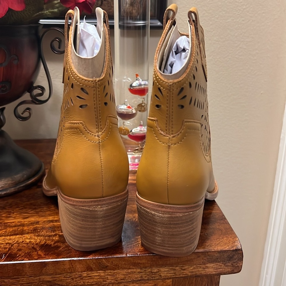 Marc Fisher LTD Elyma Leather Bootie in Medium Natural, Size 7M, NIB - Picture 10 of 17